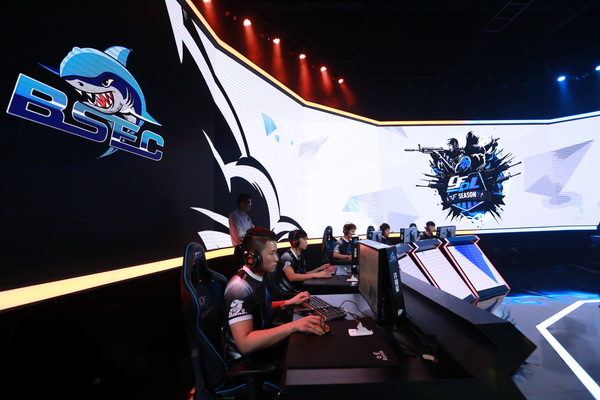 草地拔河雨战乐趣多