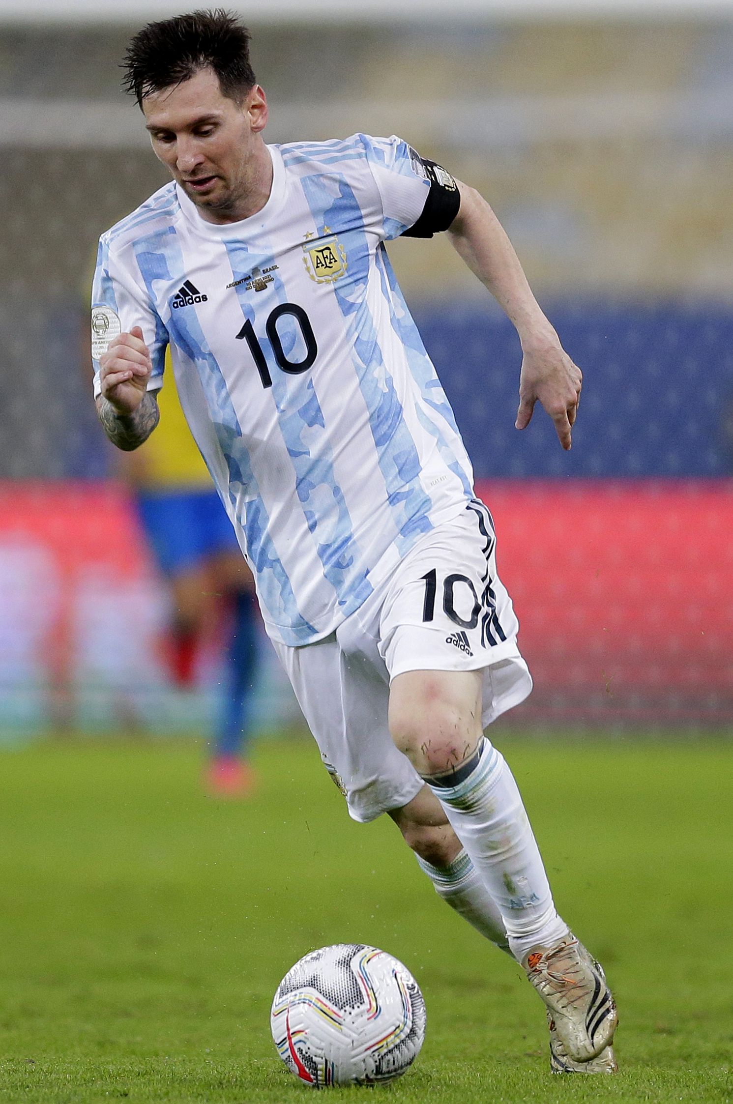 在球场上发 在球场上发