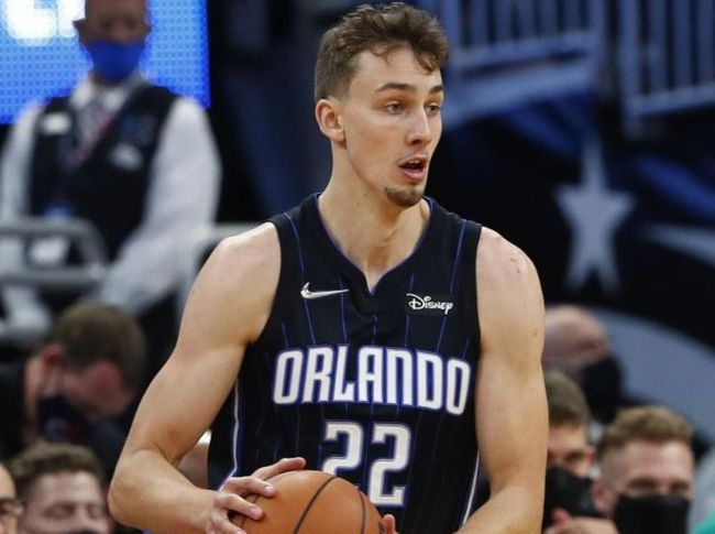 13岁才摸球，19岁就站上NBA！2米18大高个在中国意外走红！